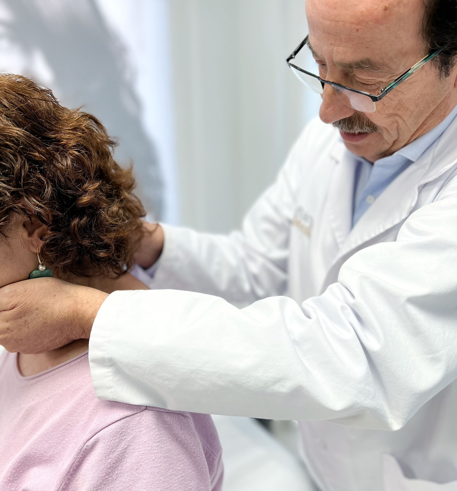 Doctor traumatólogo con años de experiencia
